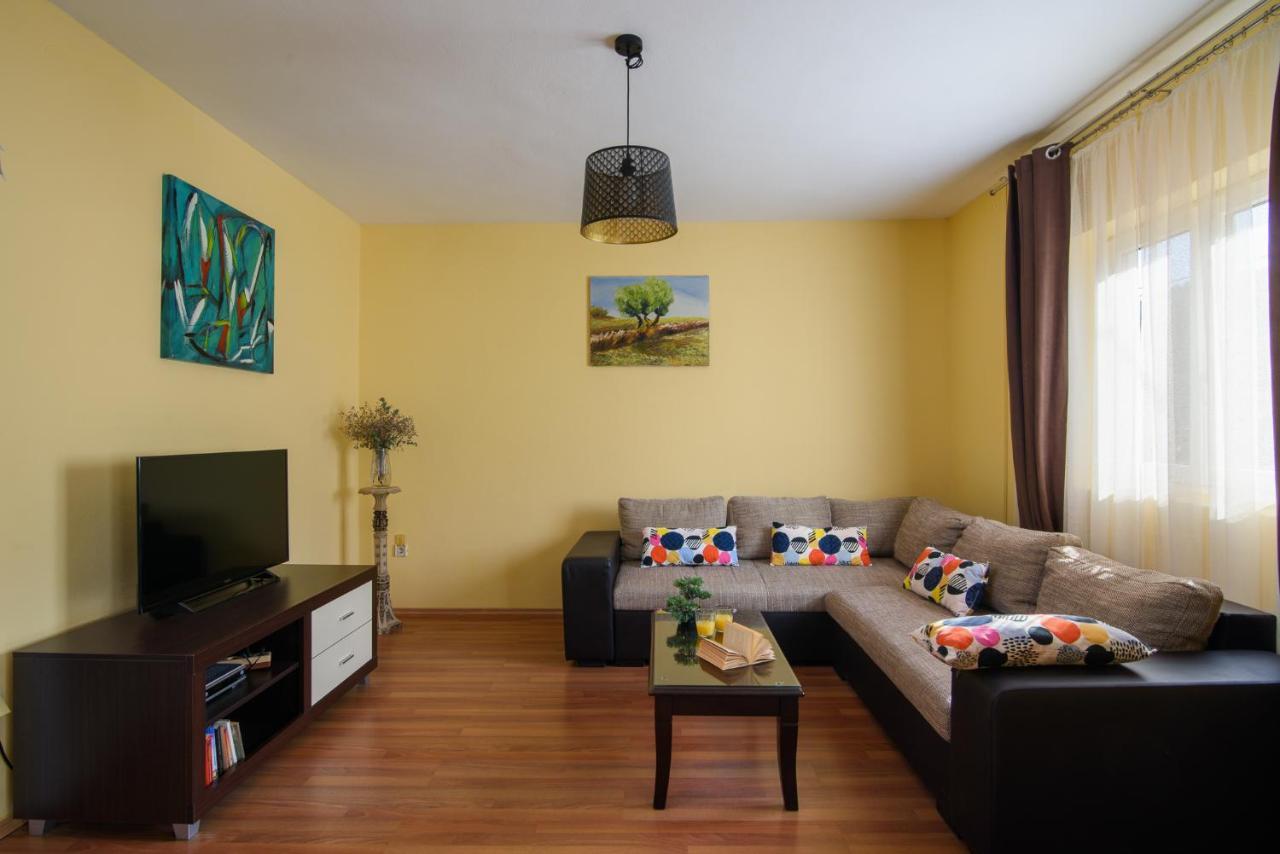 Apartmen Karmen 2 โตรกีร์ ภายนอก รูปภาพ